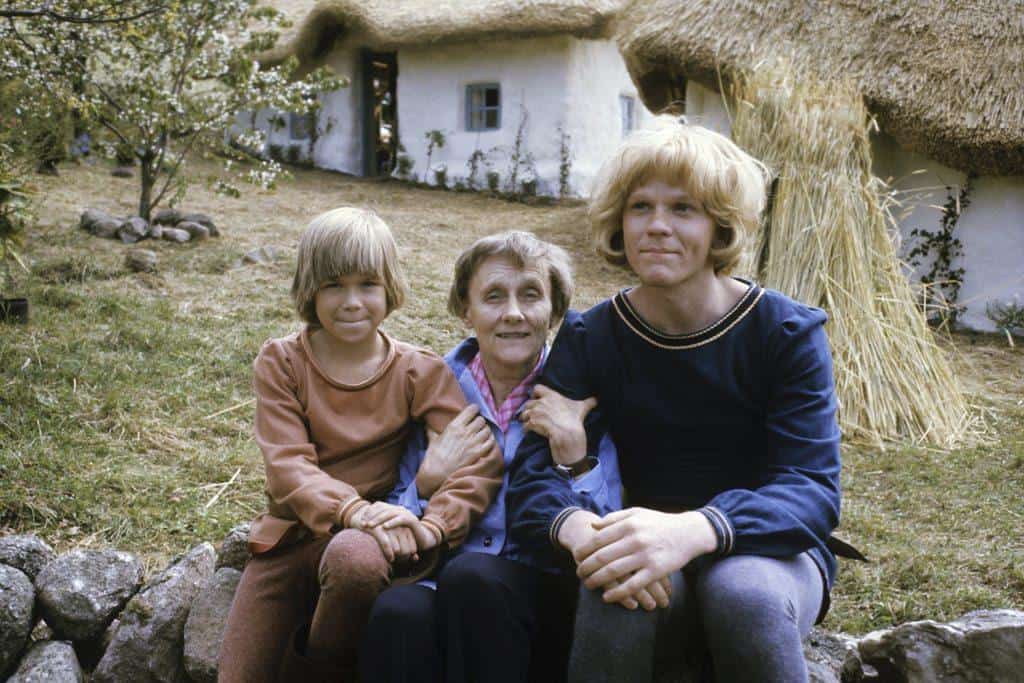Een foto van Astrid Lindgren met de twee acteurs uit de film
