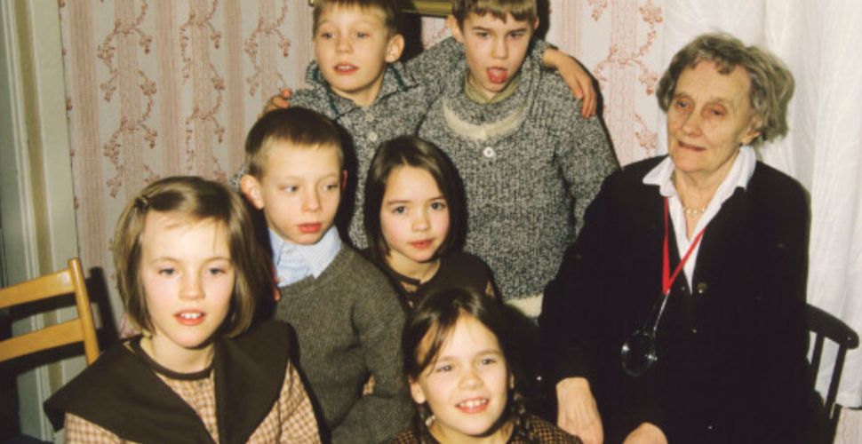 foto van astrid lindgren met de cast van de kinderen van bolderburen film