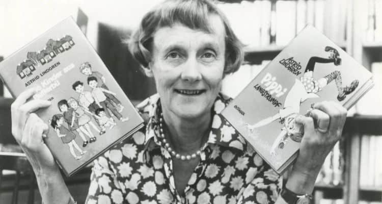 Astrid Lindgren met het boek van Pippi en de Kinderen van Bolderburen in haar handen