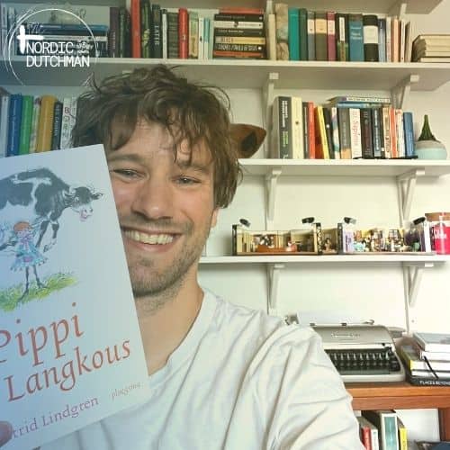 Een foto van mij (Nordic Dutchman) die het boek van Pippi leest en aan het einde blij verrast is. 