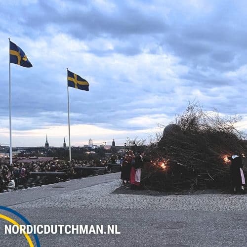 zweedse vlaggen bij de valborg viering in Stockholm het vuur wordt aangestoken