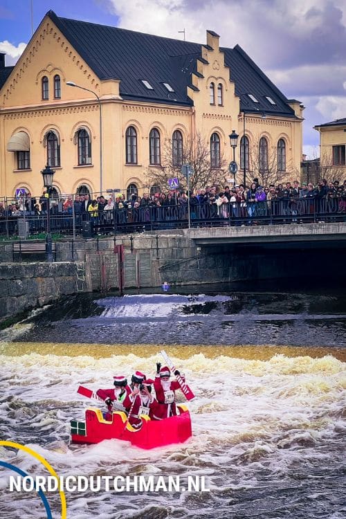 Een vlot met kerstmannen tijdens de raftcompetitie met Walpurgis in Uppsala, zweden