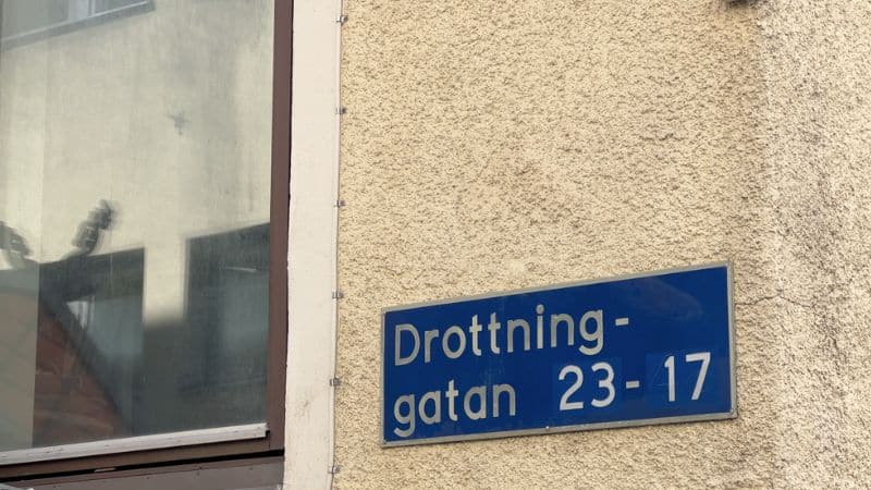 Een straatnaambordje in de Drottninggatan in Gotenburg