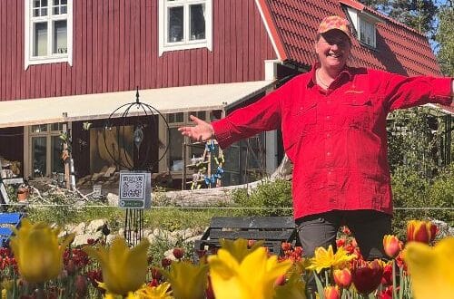 een zweeds rood huis met tulpen in de tuin en de eigenaresse Carolina Visser