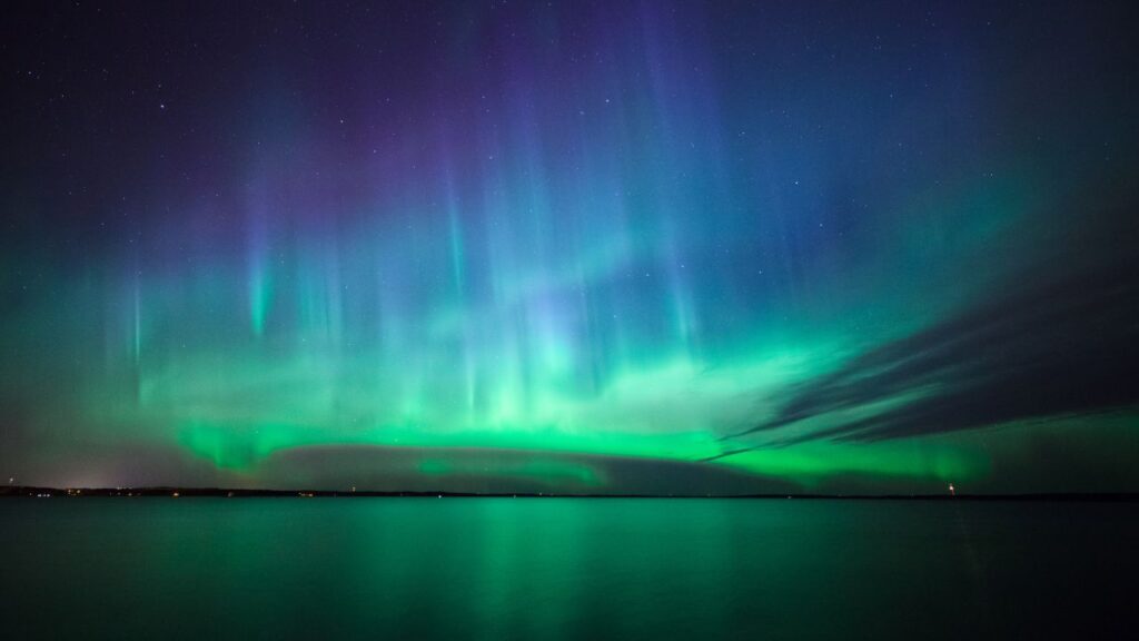 het noorderlicht boven een meer in Finland