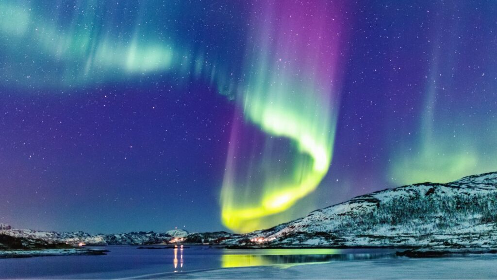 een noorderlicht boven Noorwegen met verschillende kleuren groen en paars