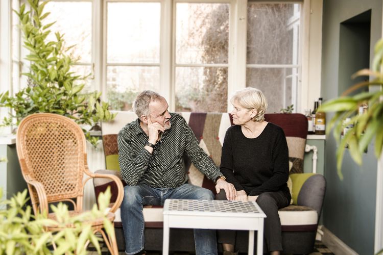 de deense schrijver Jussi Adler Olsen met zijn vrouw Hanne