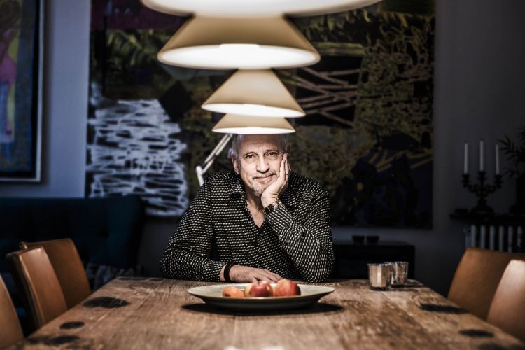Een portretfoto van de Deense thriller schrijver Jussi Adler Olsen