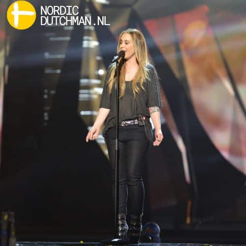 anouk op het podium met haar nummer birds bij het eurovisie songfestival van 2013 in Malmö, Zweden