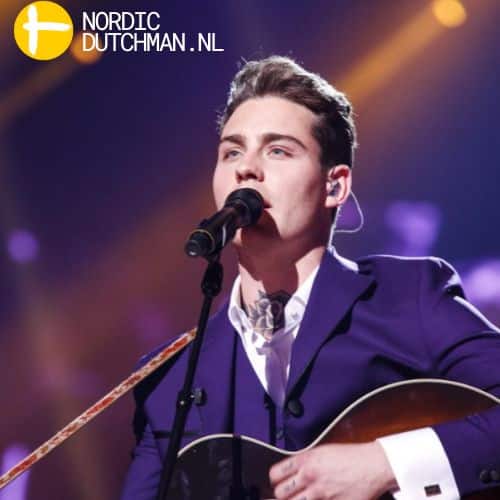 douwe bob op het podium bij het eurovisie songfestival van 2016 in stockholm zweden, met zijn nummer slow down 
