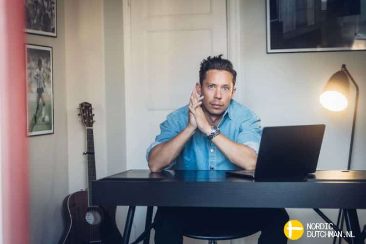 pascal engman zittend aan zijn bureau met laptop
