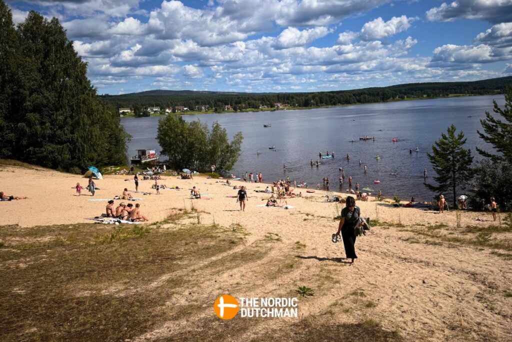 Het direct aan de camping gelegen zandstrand van Rådastrands camping