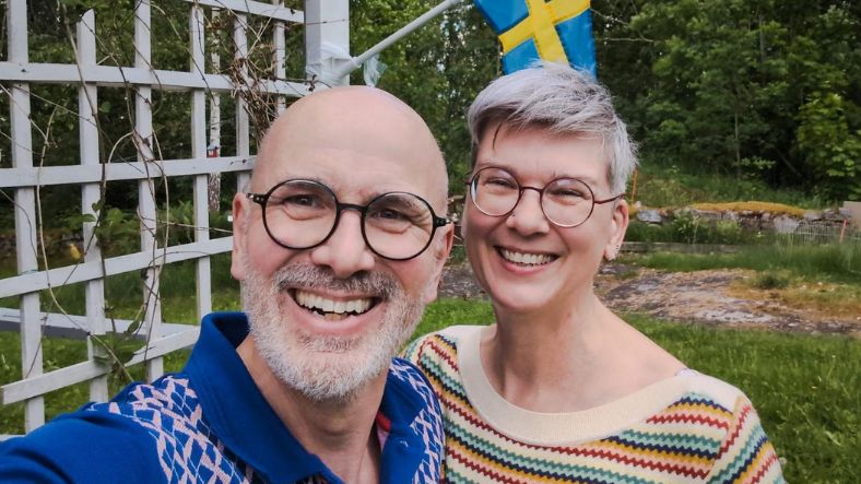 rolf en alexandra voor hun huis in moholm skaraborg
