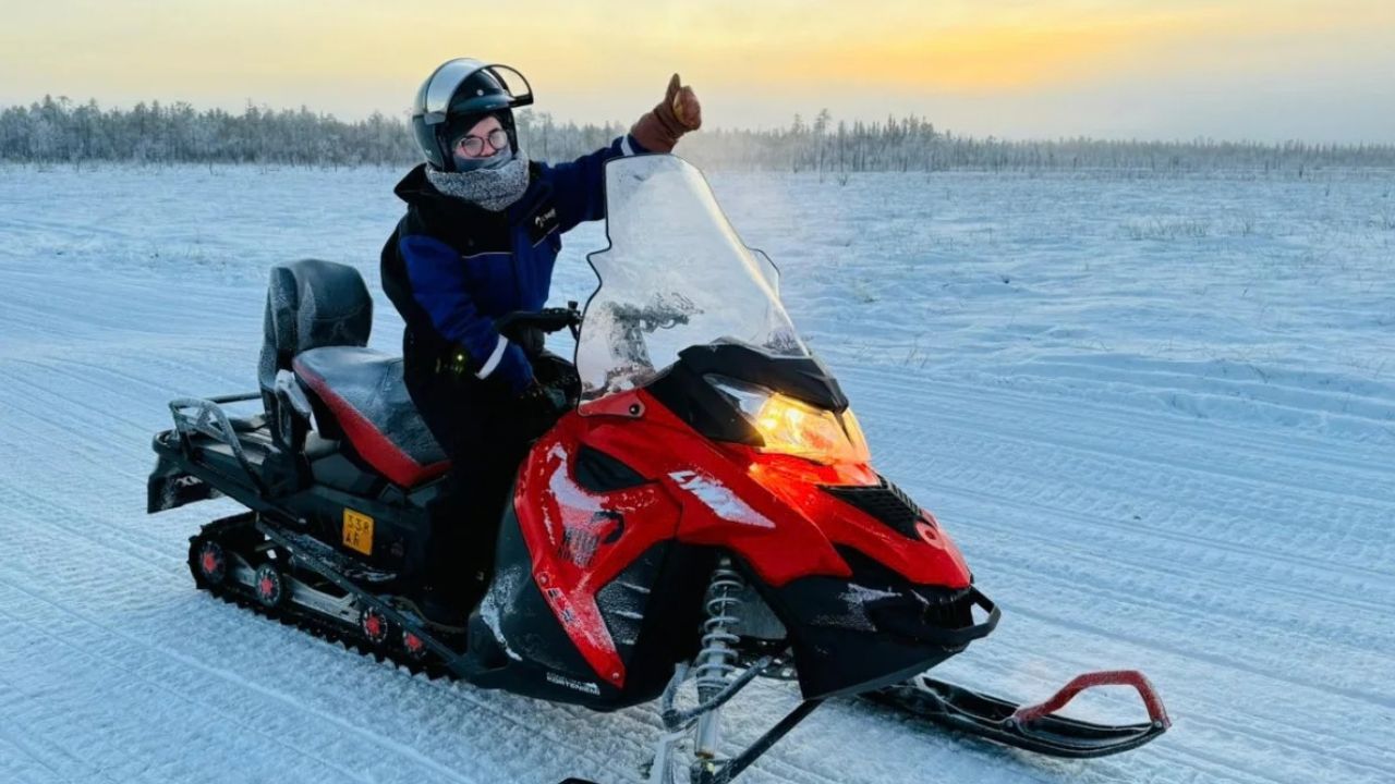 jolieke van nordic op een sneeuwscooter in lapland