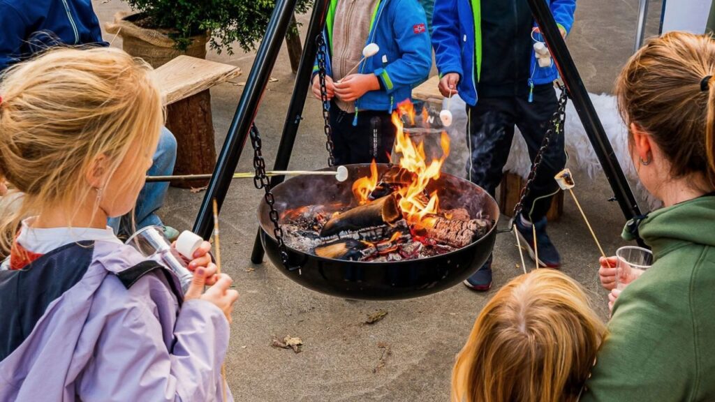 marshmellows maken boven het kampvuur bij nordic days